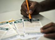 Concurso 2.211 da Mega-Sena: o sorteio será realizado nesta quarta-feira (27), às 20h (horário de Brasília), em São Paulo.