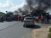Manifestantes colocaram fogo em objetos