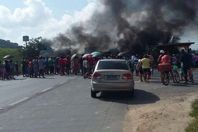 Manifestantes colocaram fogo em objetos