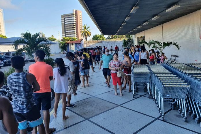 Recomendação pede que supermercados reduzam o número de clientes dentro das lojas e forneça equipamentos aos funcionários