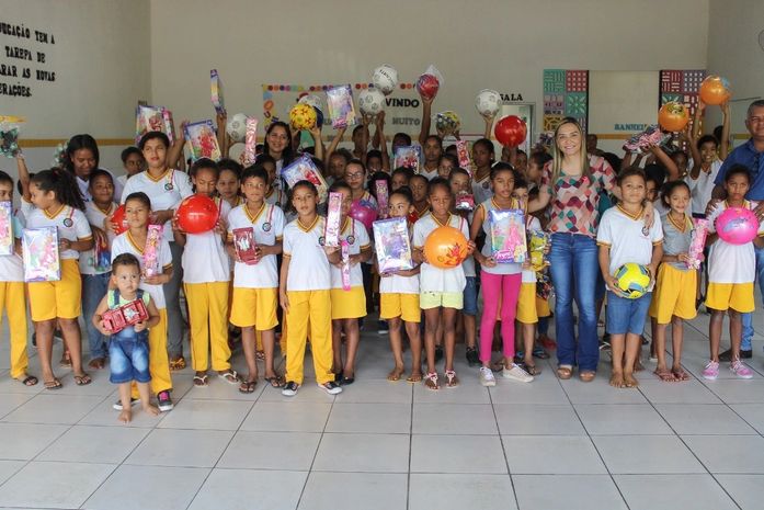 Criançada teve um dia diferenciado nesta terça, num evento que contou com a presença da prefeita Fernanda e de seu secretário de Educação, Cícero Alberto