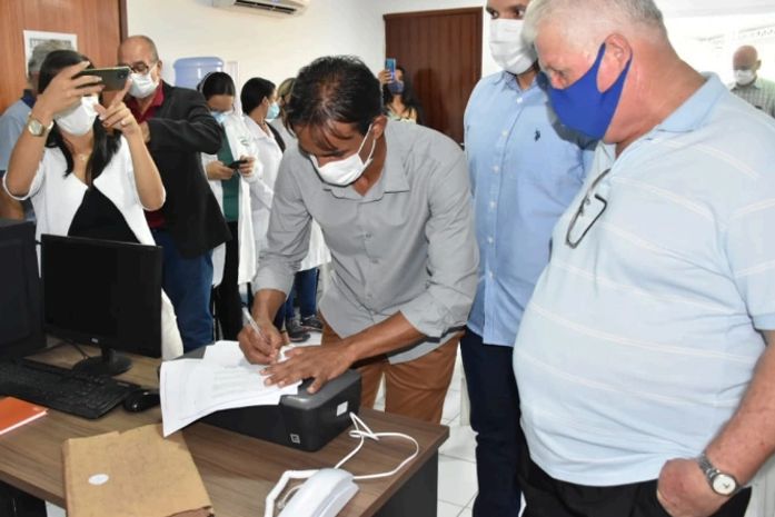 Momento da assinatura do contrato entre a Clínica de Fisioterapia e Secretaria M. de Saúde