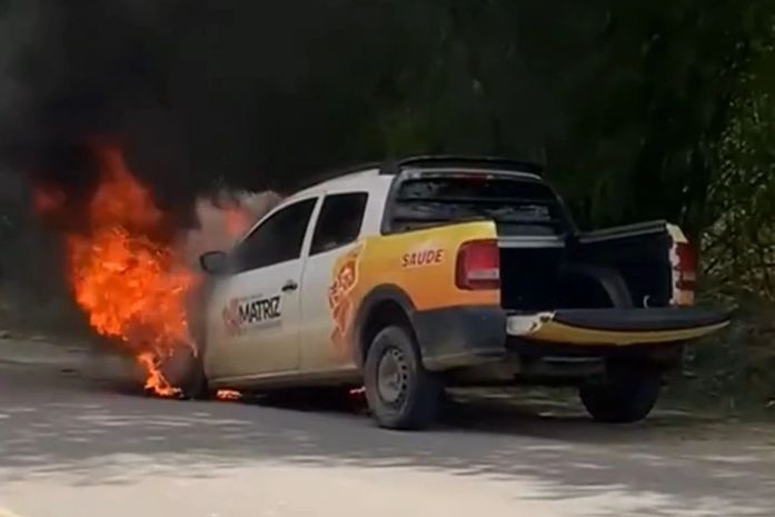 Veículo de prefeitura pega fogo na rodovia AL-105