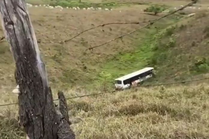 Vídeo: ônibus cai em ribanceira, em Rio Largo, mas ninguém fica ferido  