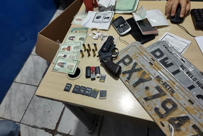 Polícia flagra homem com carro clonado e carteira de habilitação falsa