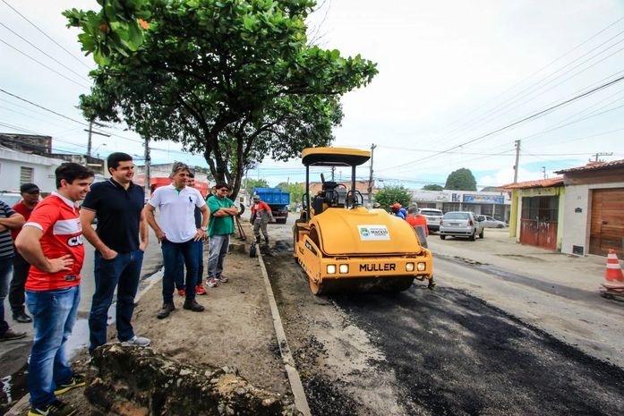 Prefeito vistoria obras no Trapiche da Barra