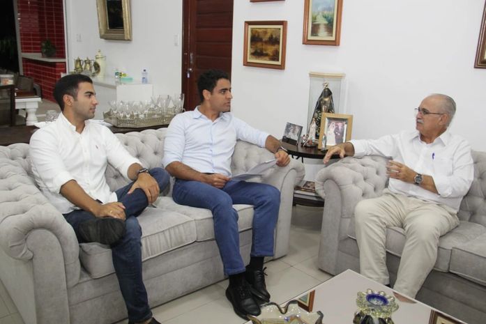 Teófilo recebe o deputado federal JHC e apresenta inovações da sua gestão