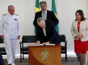 O presidente Michel Temer sanciona a lei que reestrutura os corpos e quadros de oficiais e praças da Marinha, em cerimônia no Palácio do Planalto