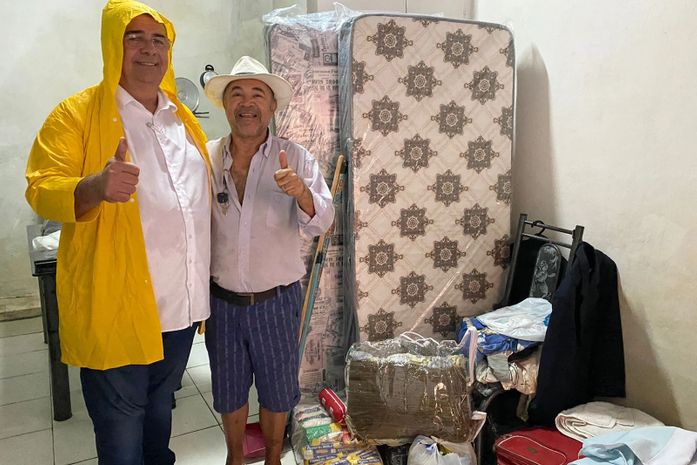 Prefeito George Clemente inicia entrega de kits às vítimas das fortes chuvas