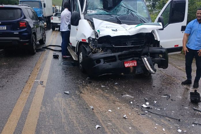 Colisão entre van e caminhão deixa 11 feridos na BR-316, em Alagoas; veja vídeo