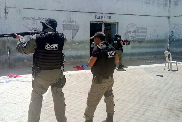 Agentes atuam na transferência de detentos