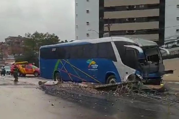 Ônibus bate em poste, derruba fiação e passageiros são resgatados na Leste-Oeste