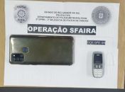 Celular do tamanho de uma tampa  de caneta é apreendido dentro de cela durante operação policial
