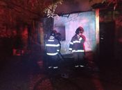 Fogo consumiu toda a residência; ninguém se feriu.