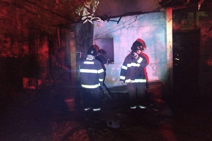 Fogo consumiu toda a residência; ninguém se feriu.