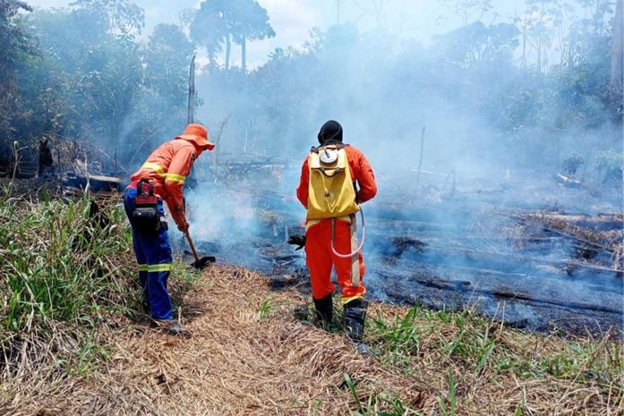 Corpo de Bombeiros combate incêndio em vegetação no mirante de Santa Terezinha