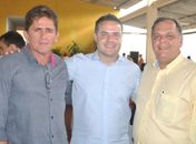O vice-prefeito Sidney, Renan Filho e Davi Brandão durante almoço em Viçosa