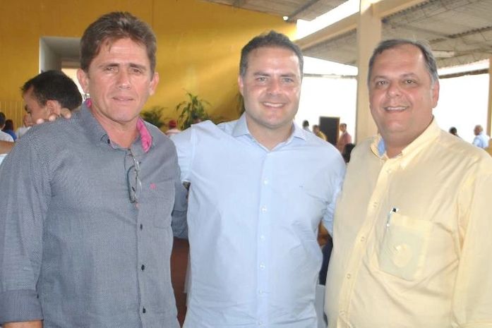 O vice-prefeito Sidney, Renan Filho e Davi Brandão durante almoço em Viçosa