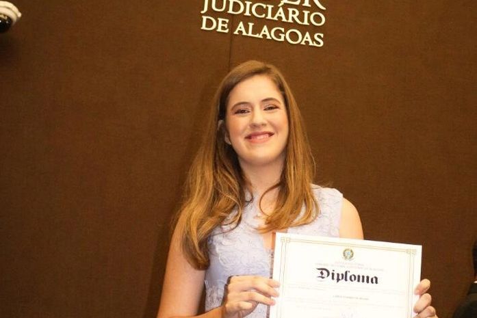 Cibele Moura, recebendo o diploma de deputada estadual