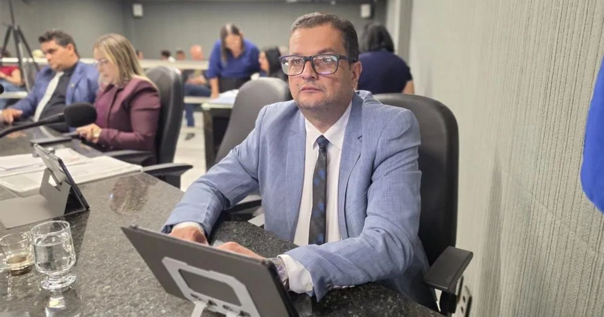 Vereador Dr. Fábio cobra recapeamento da avenida principal do Pau d'Arco