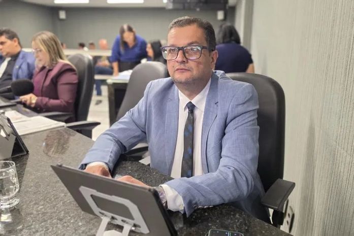 Vereador Dr. Fábio cobra recapeamento da avenida principal do Pau d'Arco