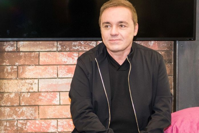 Gugu Liberato durante de imprensa do reality show 'Power Couple Brasil' na sede do programa em Itapecerica da Serra (SP), em abril deste ano — Foto: Fábio Guinalz/Fotoarena/Folhapress