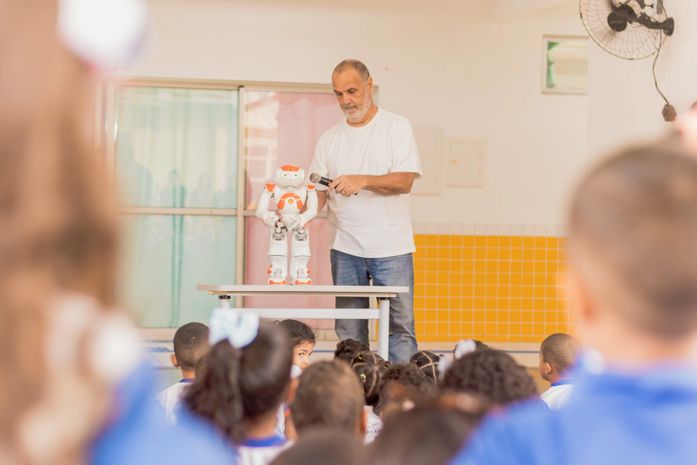 Estudantes de escolas e creches conhecem robô que fará parte do primeiro Parque Biblioteca  de Maceió