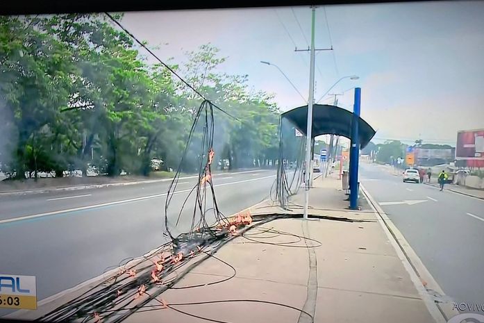 Após incêndio em postes, Equatorial é notificada para reordenar fios e cabos em Maceió