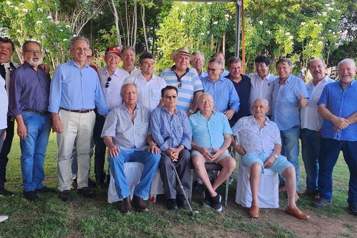 João Caldas mostra desenvoltura e vira estrela em almoço de ex-deputados