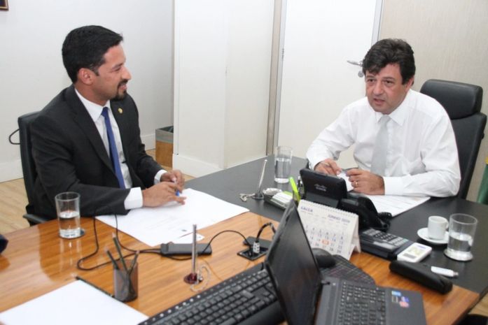 Rodrigo Cunha busca retomada de obras de unidades de saúde