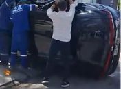 Colisão seguida de capotamento deixa dois feridos no bairro Cruz das Almas, em Maceió