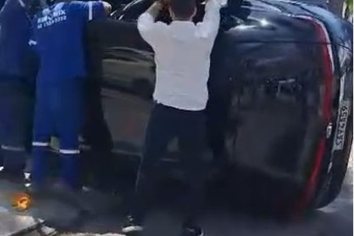 Colisão seguida de capotamento deixa dois feridos no bairro Cruz das Almas, em Maceió