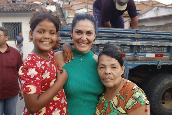 Prefeita Angela Vanessa coordena Natal Feliz e Solidário e distribui mais de 2 mil cestas básicas em São José da Laje