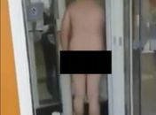 Cliente tira a roupa após pedido de segurança