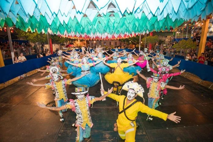 Quadrilhas juninas mostram brilho e glamour do São João de Maceió.