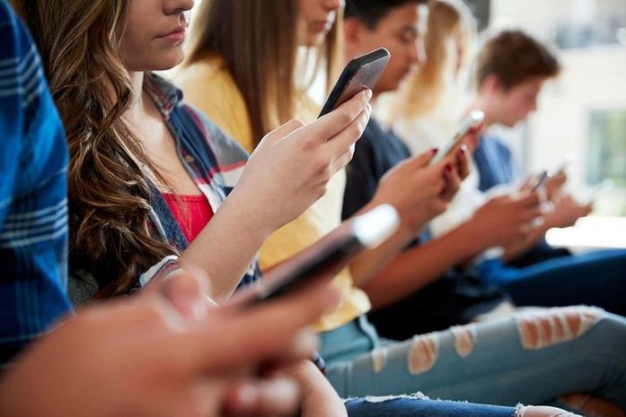 Profissionais da área de educação avaliam proibição do uso de celulares nas escolas; Câmara deve avaliar projeto no dia 30 de outubro