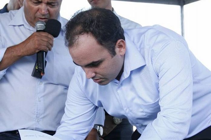 Prefeito Renato Filho assina ordem de serviço