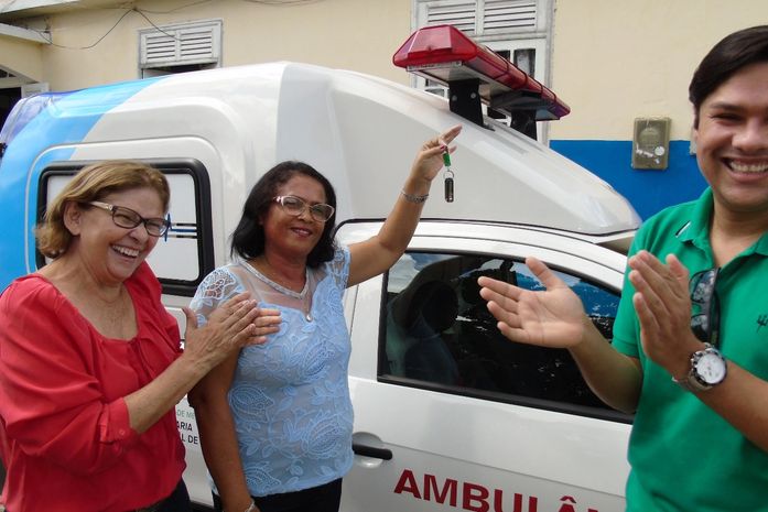 Prefeita Eliza Alves entrega ambulância à comunidade da Utinga Leão