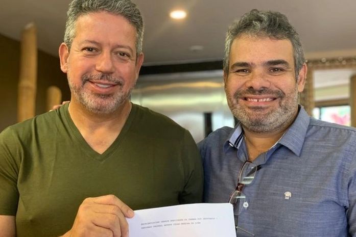 Advogado entrega documento com motivos para derrubada de vetos à lei que altera o Estatuto da Advocacia