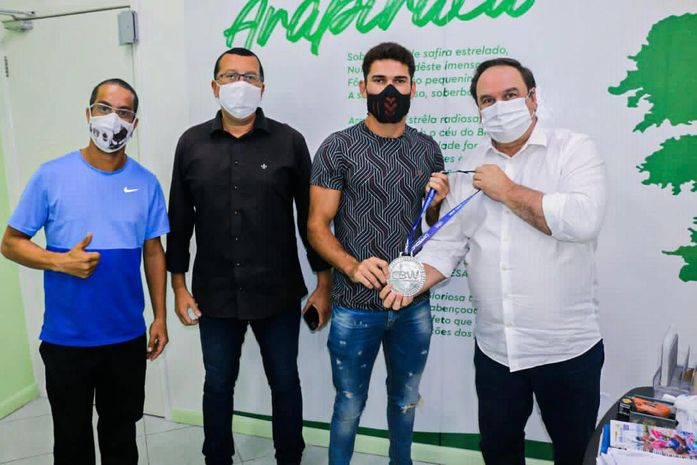Prefeito Luciano recebe arapiraquense, vice campeão brasileiro de luta olímpica