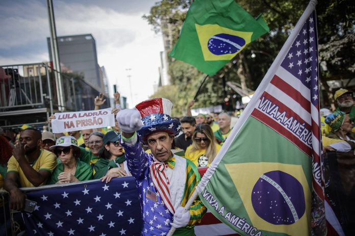 Bolsonaristas vão às ruas contra o Brasil