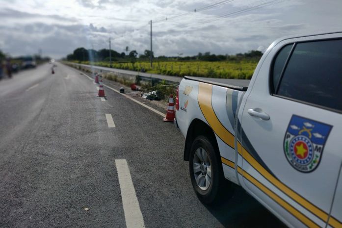 Jovem morre em acidente com moto durante retorno na AL-220, em Arapiraca 
