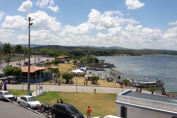 Nível da água do rio São Francisco sobe, banhistas crescem em Traipu