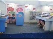 Chão do stand ficou cheio de estilhaços de vidro