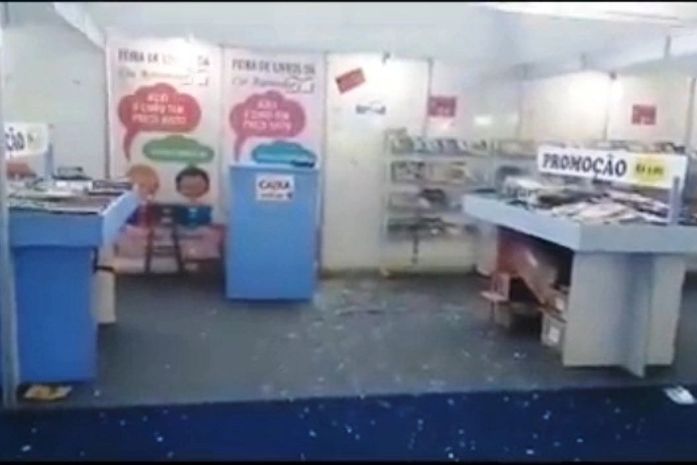 Chão do stand ficou cheio de estilhaços de vidro