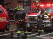 Helicóptero bate em prédio em Nova York e deixa uma pessoa morta