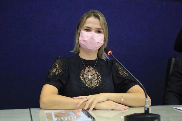 Gaby Ronalsa tem indicação aprovada que cria a Secretaria Municipal da Mulher, da Família, e dos Direitos Humanos