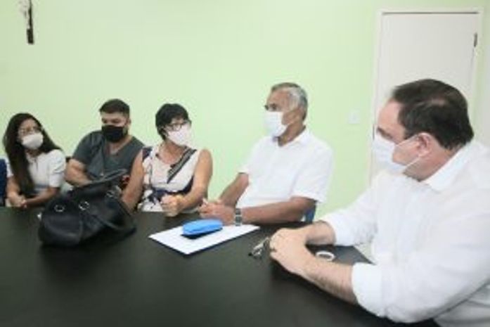 Prefeito recebe protetores de animais e debate ações conjuntas