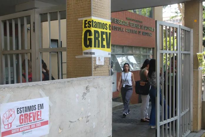 Governo propõe a servidores da educação reajuste de 9% em 2025; Sindicato classificou proposta de "irrisória e decepcionante"