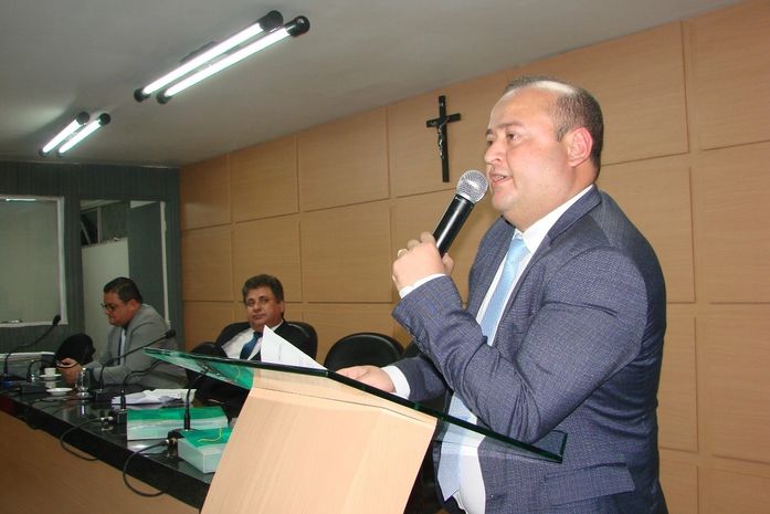 Léo Saturnino diz que divulgações das obras de Arapiraca pela prefeitura estão deixando os vereadores para trás